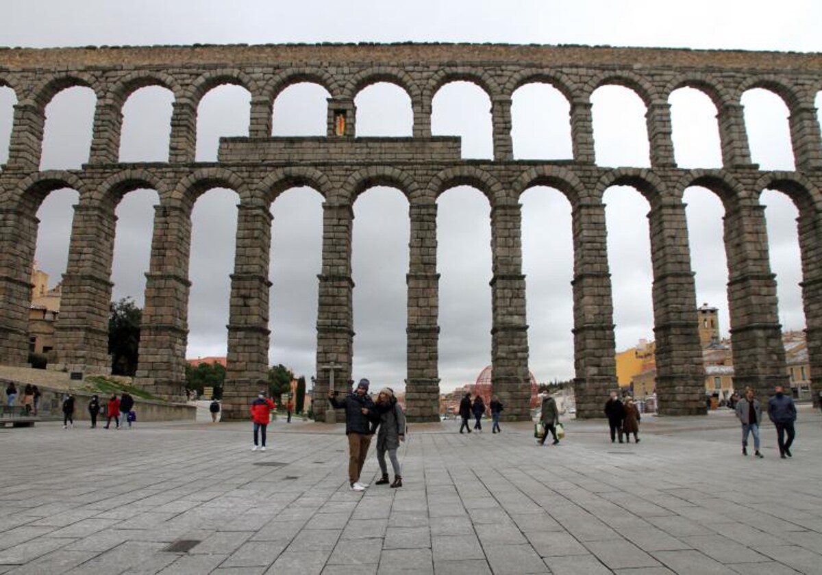 Denunciados tres turistas por subirse a un arco del Acueducto de Segovia