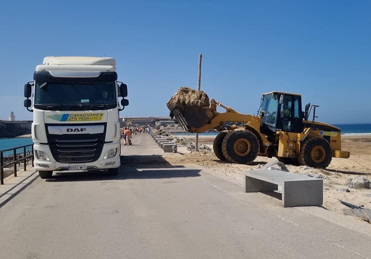 Las labores de limpieza llevadas a cabo por el Ayuntamiento de la localidad