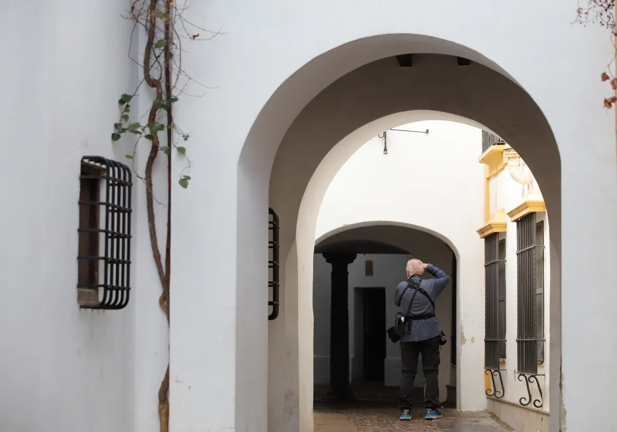 Una persona en la calle de la Judería en la que sucedieron los hechos