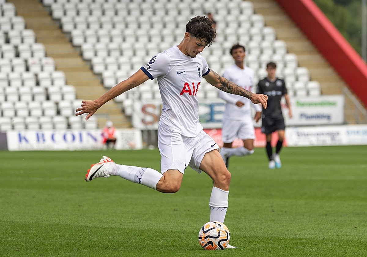 Jude Soonsup-Bell golpea el balón durante un partido con el Tottenham Hotspur.