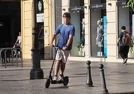 Los conductores de patinetes, tras el alza de accidentes en Córdoba: «Mucha gente monta a otro; sobre todo jóvenes»