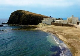 Podría ser Menorca pero no lo es: el pueblo de Almería con casas blancas y aguas cristalinas