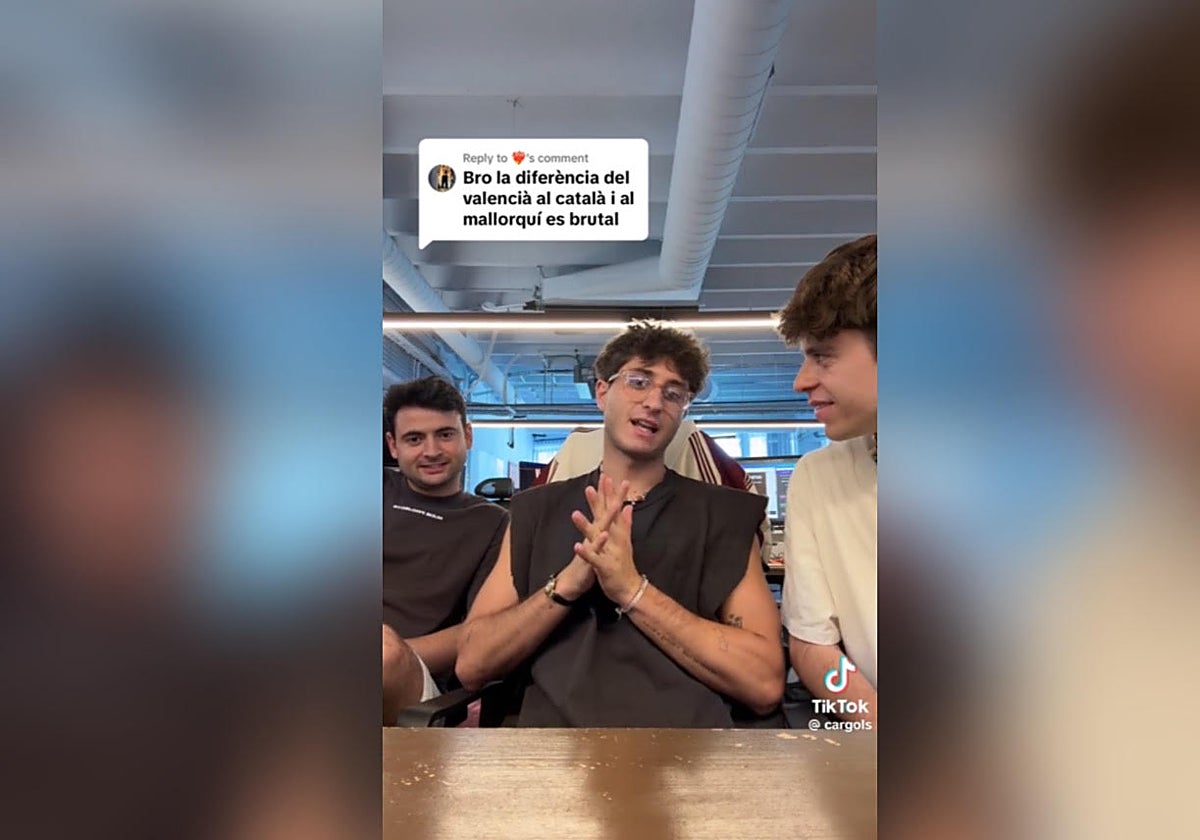 Imagen de los tres jóvenes que comparten diferencias idiomáticas entre el valenciano, el catalán y el mallorquín