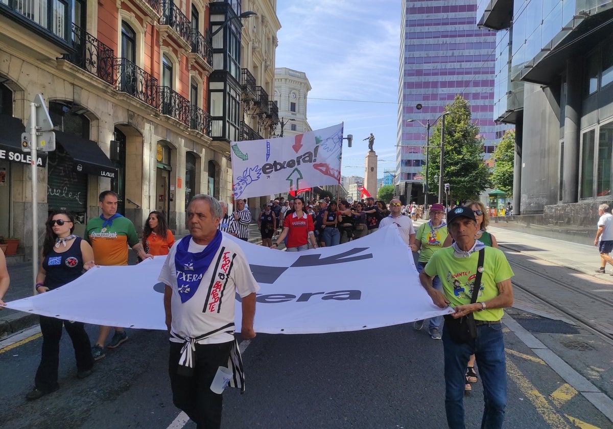 La marcha convocada por Sare atraviesa las calles principales de Bilbao