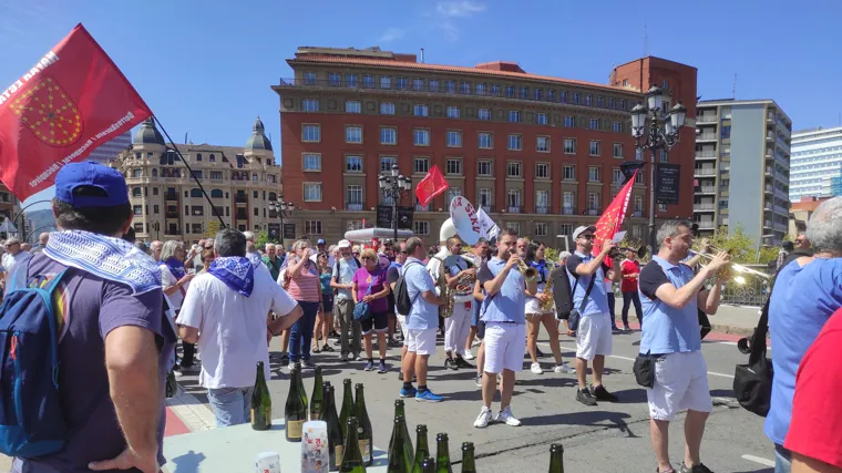 Brindis en favor de los presos durante esta mañana en Bilbao