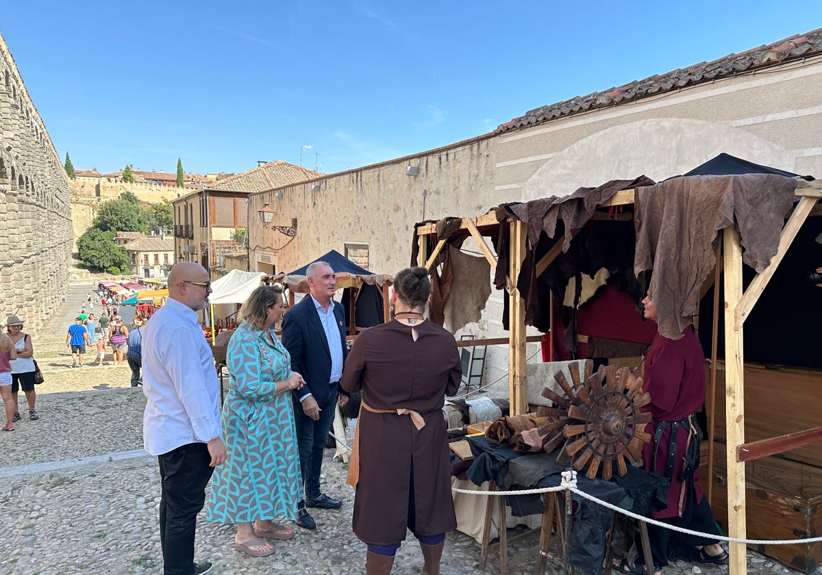 El alcalde de la ciudad, José Mazarías, junto a dos concejales, en la inauguración de 'Segovia, decus Romae'