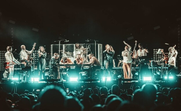 En el escenario, Vetusta Morla, El Naán y Aliboria durante un concierto de la gira del primer grupo