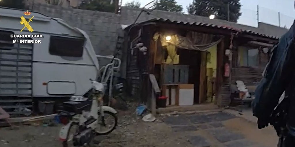 Un hombre se atrincheró durante horas en su casa de Ambite y lo amenazó con un cuchillo de 30 cm