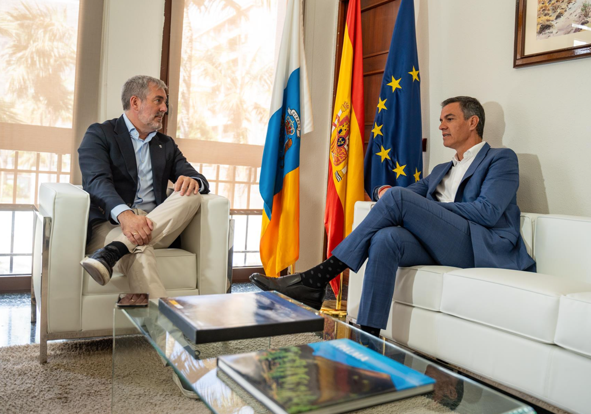 El presidente del Gobierno, Pedro Sánchez (d), y el presidente de Canarias, Fernando Clavijo (i), se reúnen para abordar la crisis migratoria del archipiélago