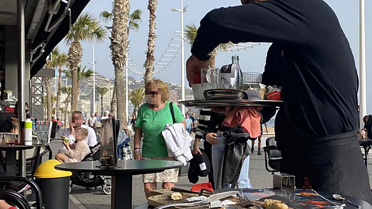 La «mala» costumbre de los españoles que indigna a los camareros: «En otros sitios no se ve»