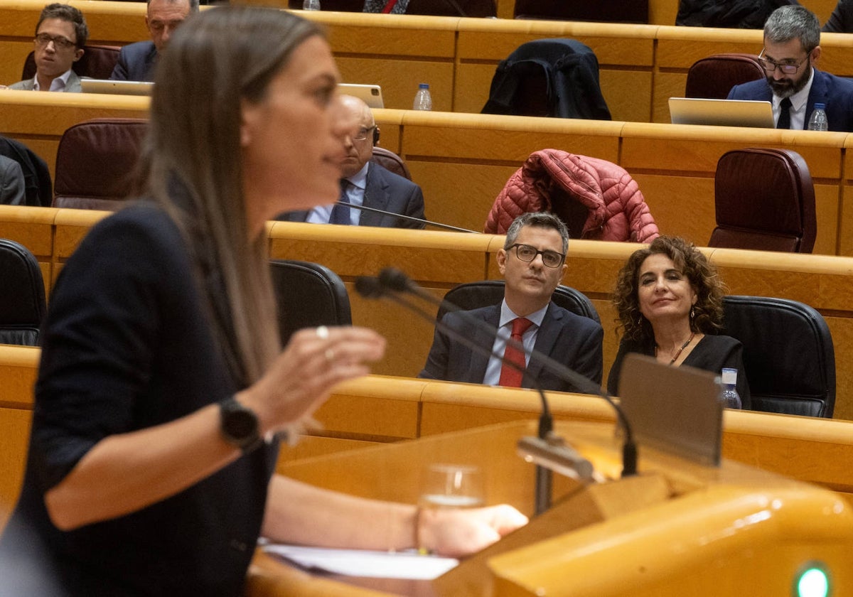 Félix Bolaños y María Jesús Montero mientras interviene la portavoz de Junts en el Congreso, Miriam Nogueras