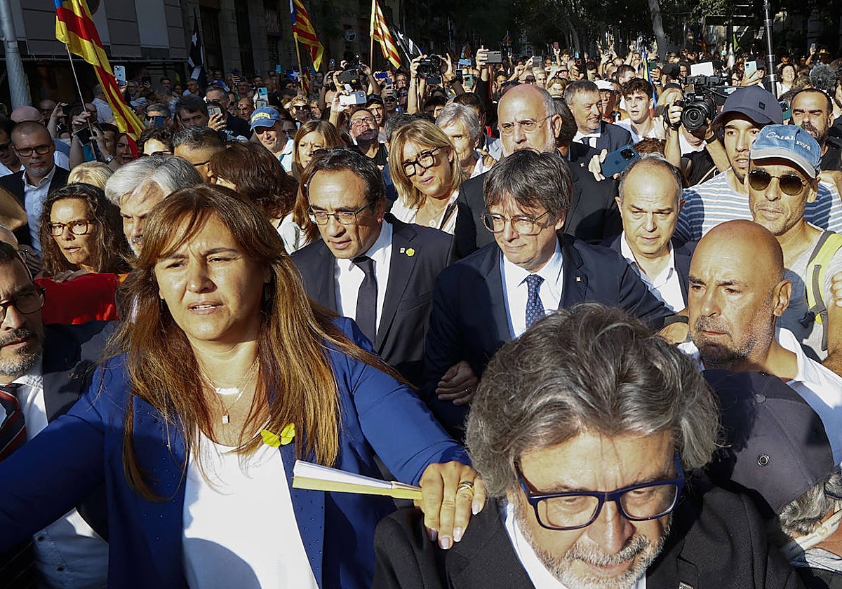 Puigdemont, arropado por Josep Rull y los suyos, a su llegada a Barcelona