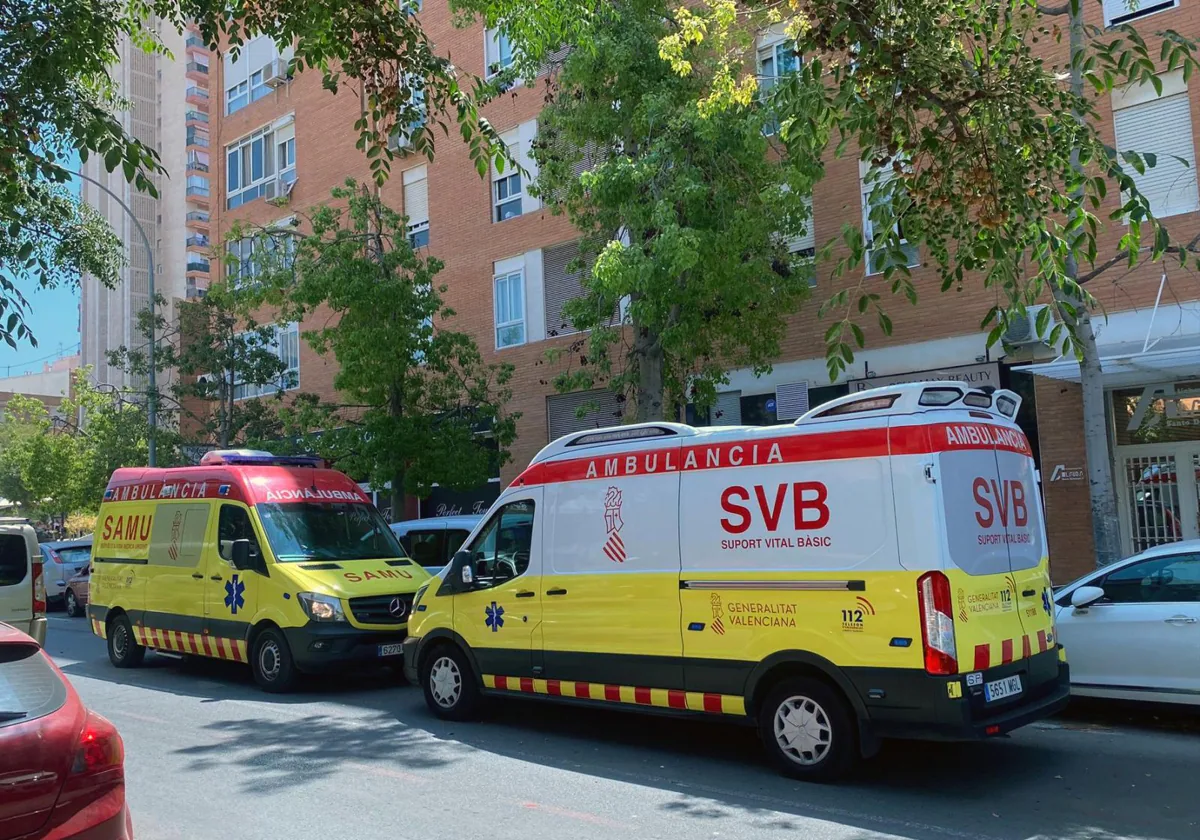 Imagen de archivo de dos ambulancias en la ciudad de Alicante