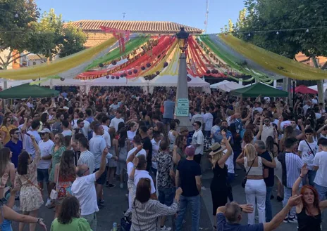 Imagen secundaria 1 - Verbenas, desfiles, suelta de vaquillas y novillada son algunos de los actos de la amplia programación de las fiestas de San Agustín