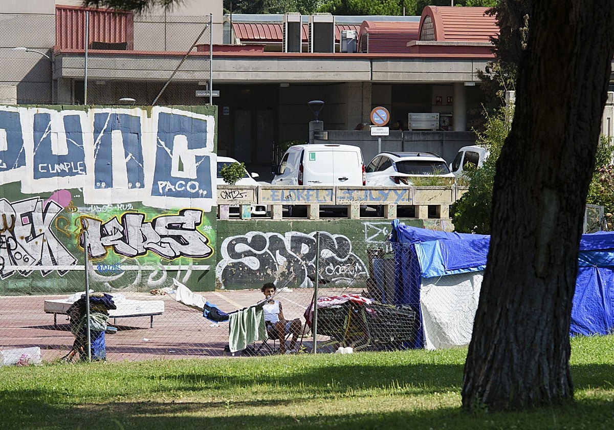 Un par de jóvenes sin hogar instalados en el frontón del parque