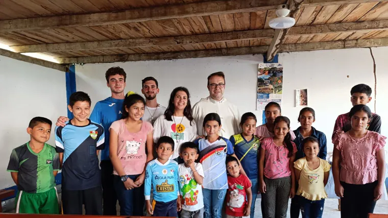 Misioneros desplazados a Perú junto a un grupo de niños