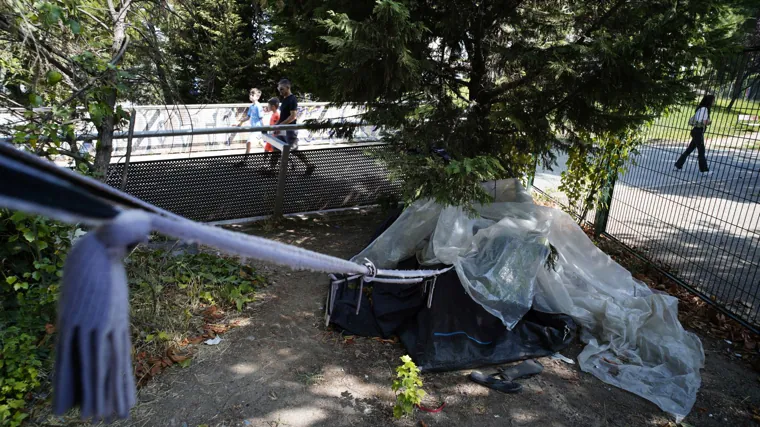 Un chamizo de un mendigo de la zona junto a la pasarela que conecta el Salvador de Madariaga con el parque de las Avenidas