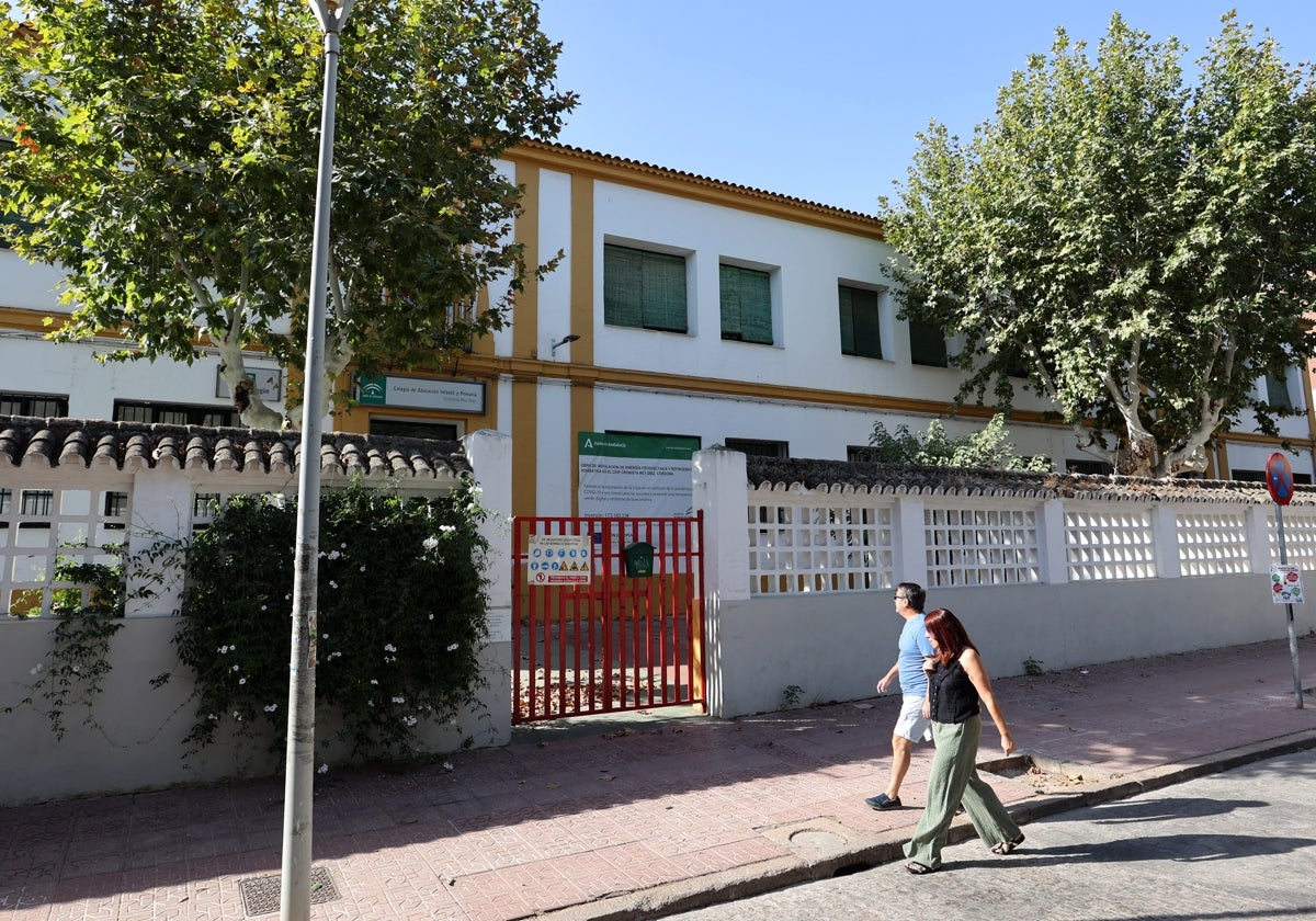 Dos personas, ayer delante del colegio Cronista Rey Díaz, con obras de climatización