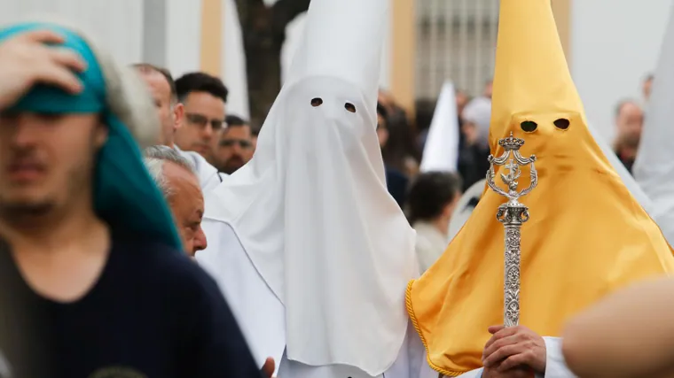 Nazarenos de la cofradía del Resucitado; a la derecha, con el hábito de los llamados 'huevos fritos'