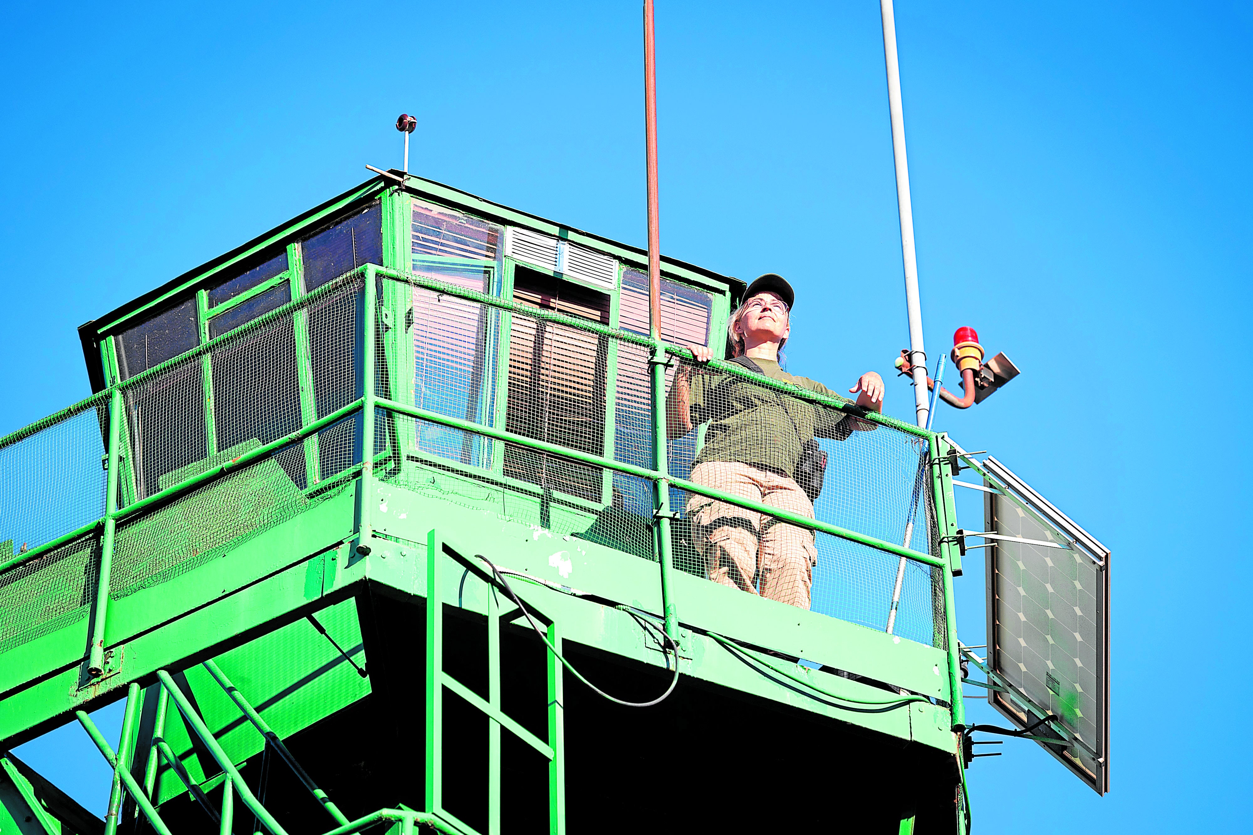Laura, en su torreta de vigilancia en Monteblanco (Valladolid)