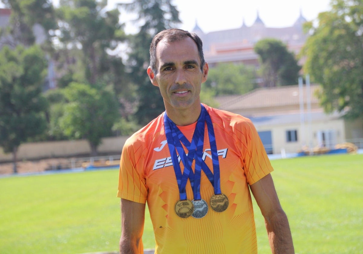 Pedro Javier Vega posa, en la pista de atletismo de la Escuela de Gimnasia de Toledo, con las tres medallas logradas en Gotemburgo