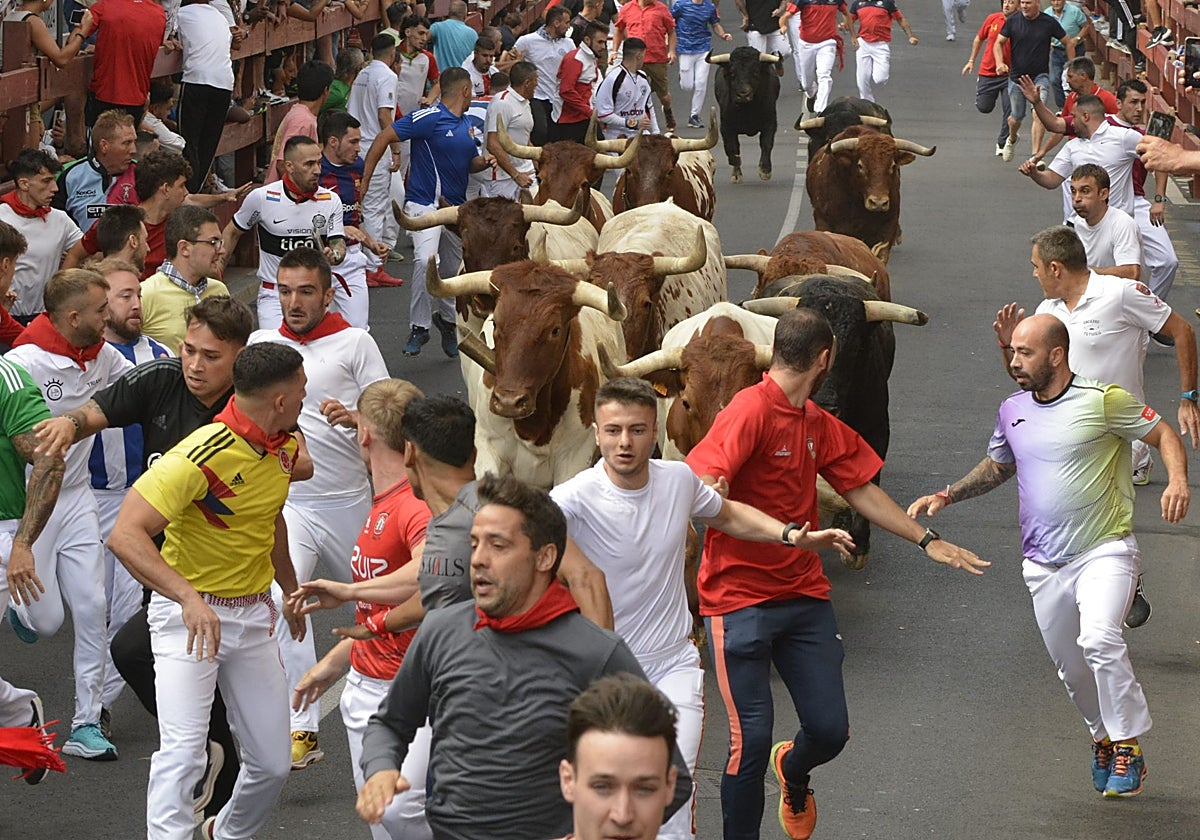 Varios corredores en el primer encierro de San Sebastián de los Reyes