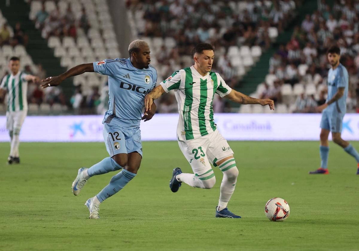 Carracedo durante una jugada del partido ante el Burgos