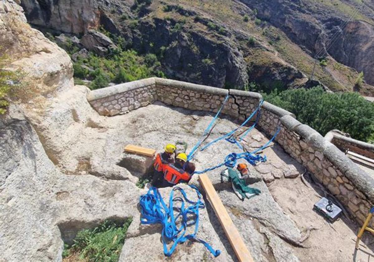 Cortan la subida a las Casas Colgadas por desprendimientos en uno de los miradores de la hoz del Huécar en Cuenca