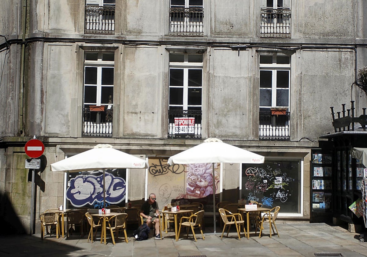 Cartel en una vivienda de la zona monumental compostelana