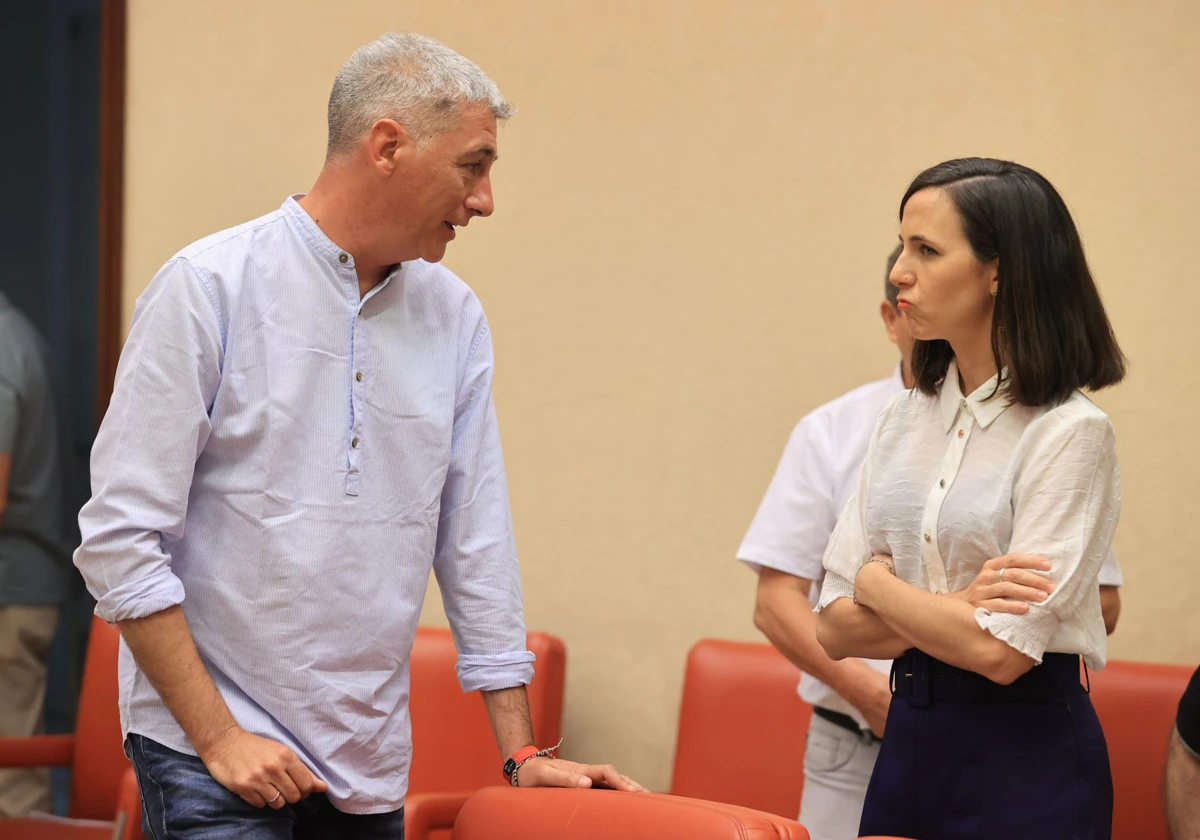 Oskar Matute (Bildu) e Ione Belarra (Podemos) conversan antes de la Diputación Permanente del Congreso