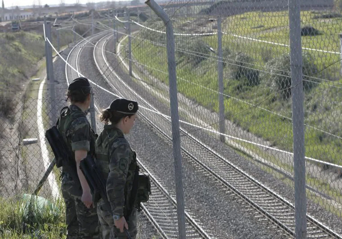 Militares observando una vía de ferrocarril