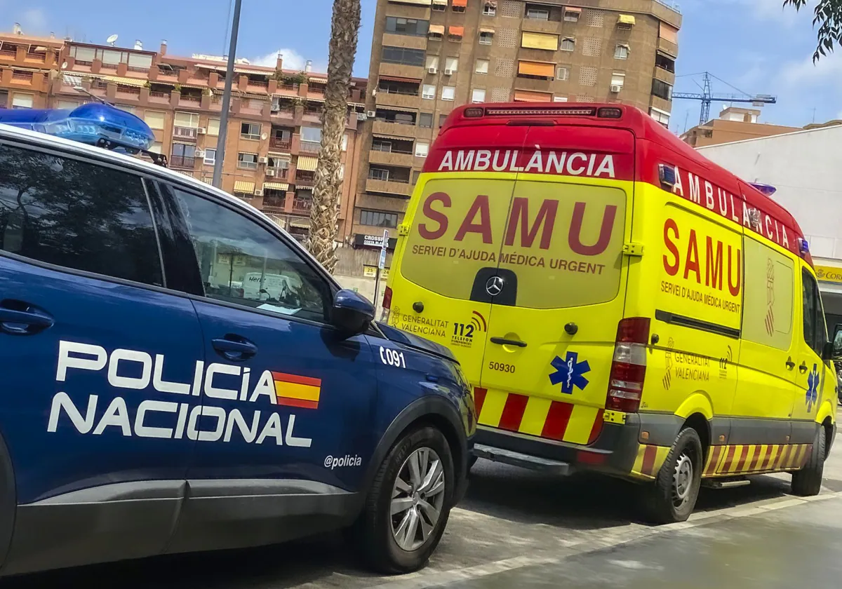 Imagen de archivo de un vehículo de la Policía Nacional y una ambulancia del SAMU