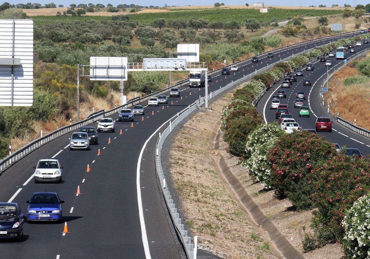 La A-49 con el tercer carril, que limita a una sola vía el tráfico de Sevilla a Huelva