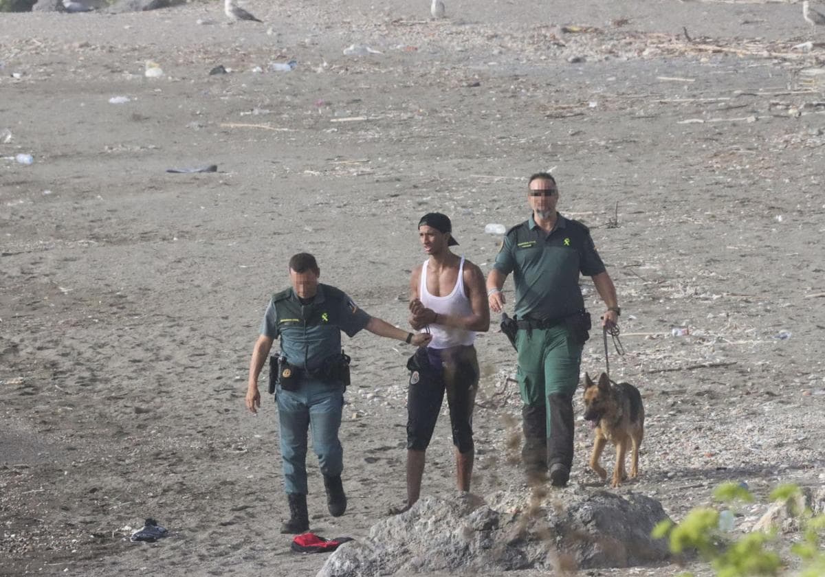 Continúan llegando a nado marroquíes a la playa del Tarajal, en Ceuta, aprovechando la densa niebla, este martes