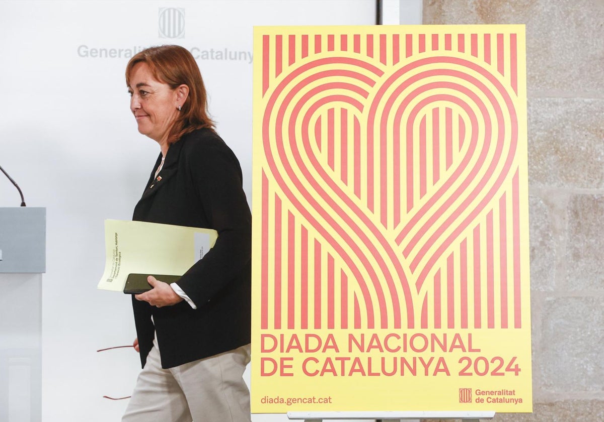 La consejera Paneque, tras el cartel de la Diada