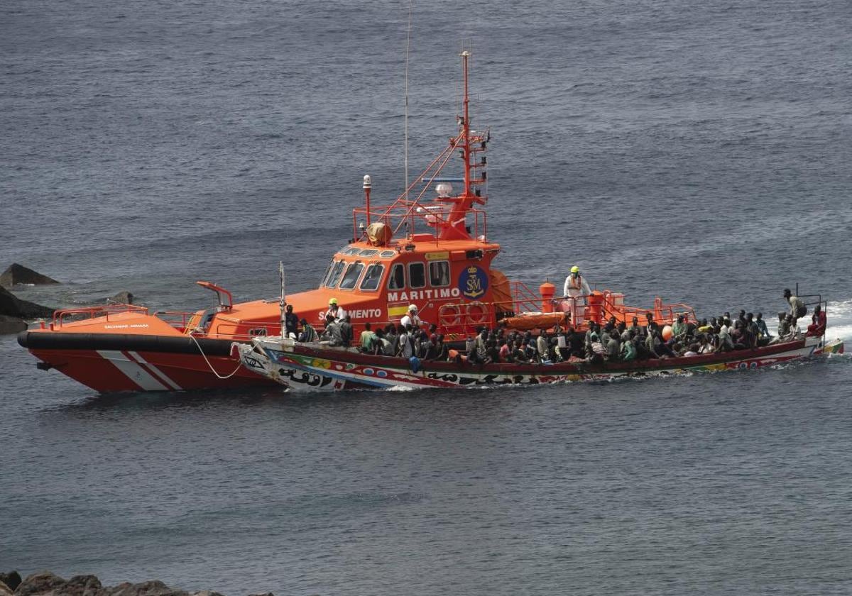 Un cayuco a su llegada al puerto de La Restinga