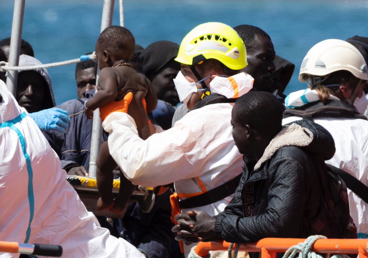 Salvamento Marítimo ha trasladado hasta el puerto de Arguineguín, en Gran Canaria, a las 120 personas de origen subsahariano