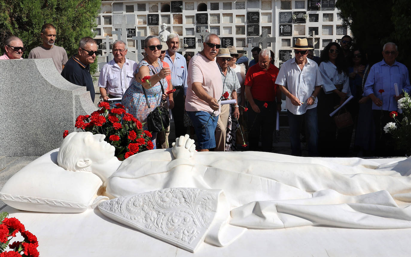 Fotos: el homenaje a Manolete en el cementerio de la Salud de Córdoba