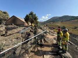 Los incendios de Santa María del Tiétar y El Raso (Ávila) tienen el perímetro estabilizado y el primero desciende a nivel 0