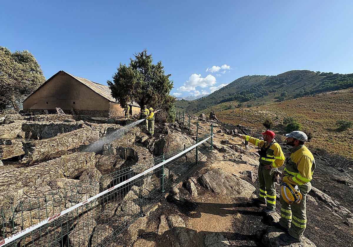 Incendio en el castro vettón de El Freillo, en el Raso (Candeleda)