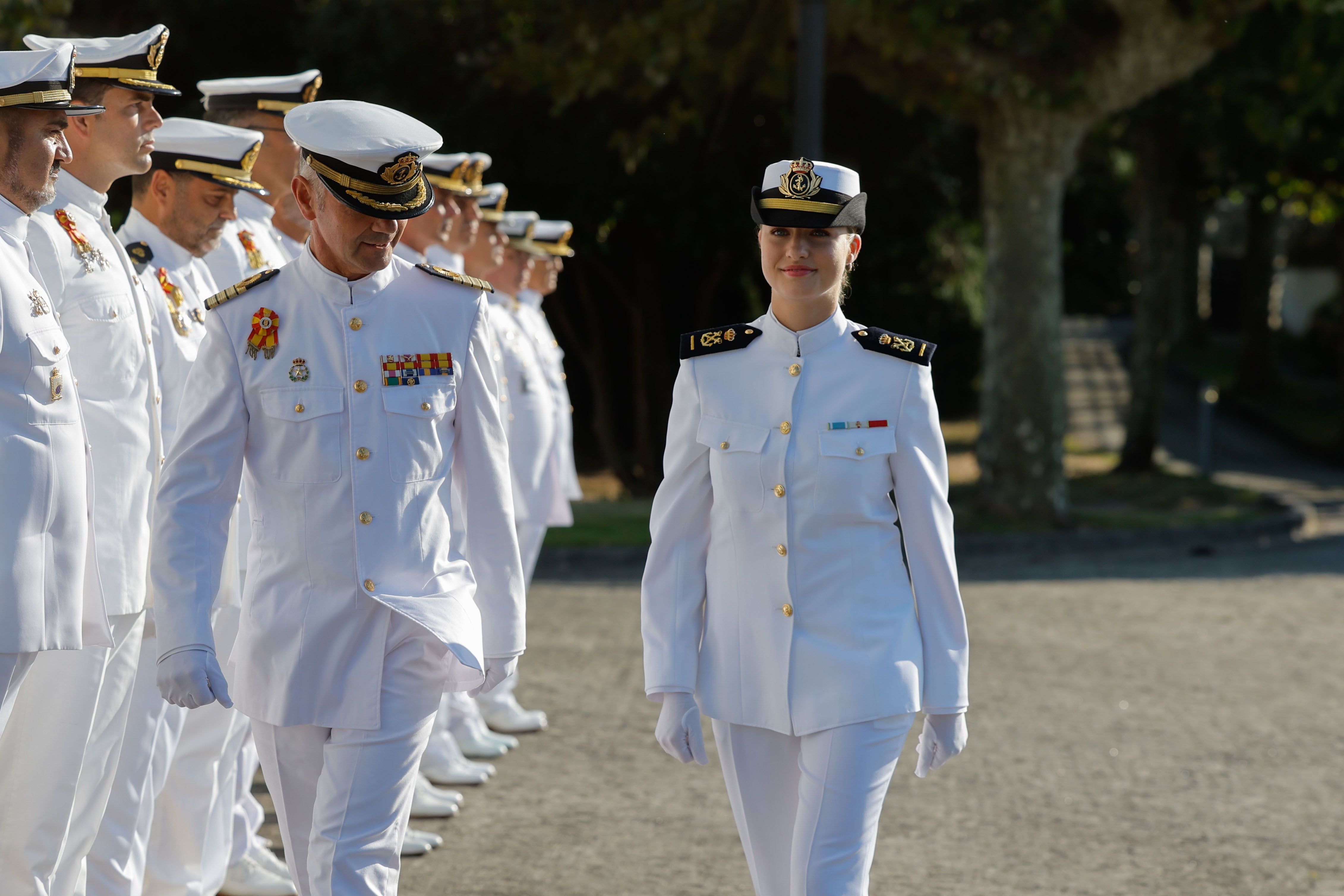 La Princesa Leonor (d) junto al director de la escuela, Pedro Cardona, a su llegada a la Escuela Naval de Marín.