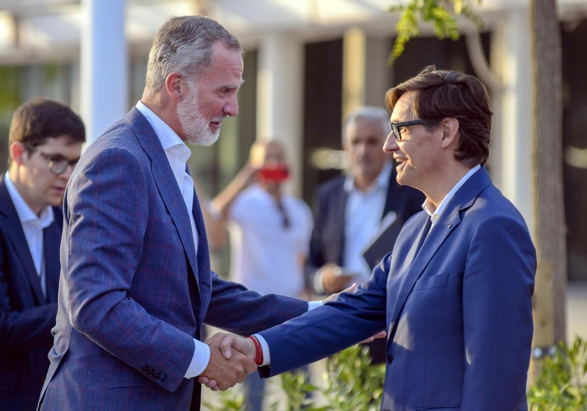 El Rey junto al presidente de la Generalitat, Slavador Illa