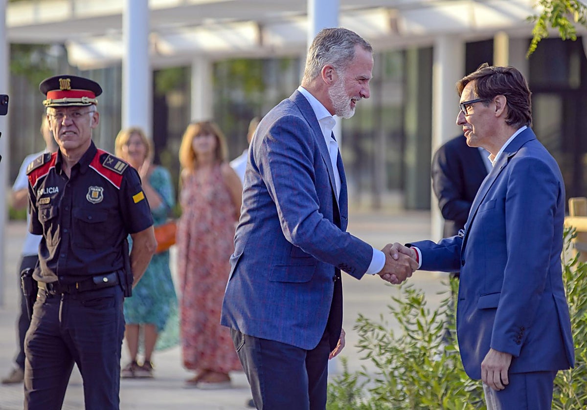 El Rey saluda a Illa a su llegada al Puerto Olímpico; a la izquierda, el nuevo comisario jefe de los Mossos, Miquel Esquius