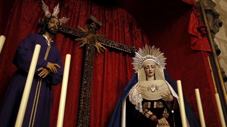 La Virgen de Gracia y Amparo en su capilla, junto al Señor de la Sentencia y la antigua cruz guiona