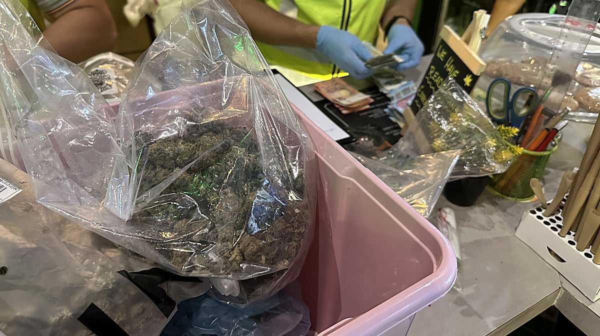 Desmantelan un fumadero de marihuana convertido en un «supermercado» de drogas en Alicante