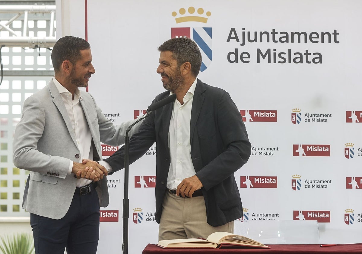 Imagen del alcalde de Mislata, Carlos Fernández Bielsa, y el presidente de la Generalitat Valenciana, Carlos Mazón, este jueves en Mislata