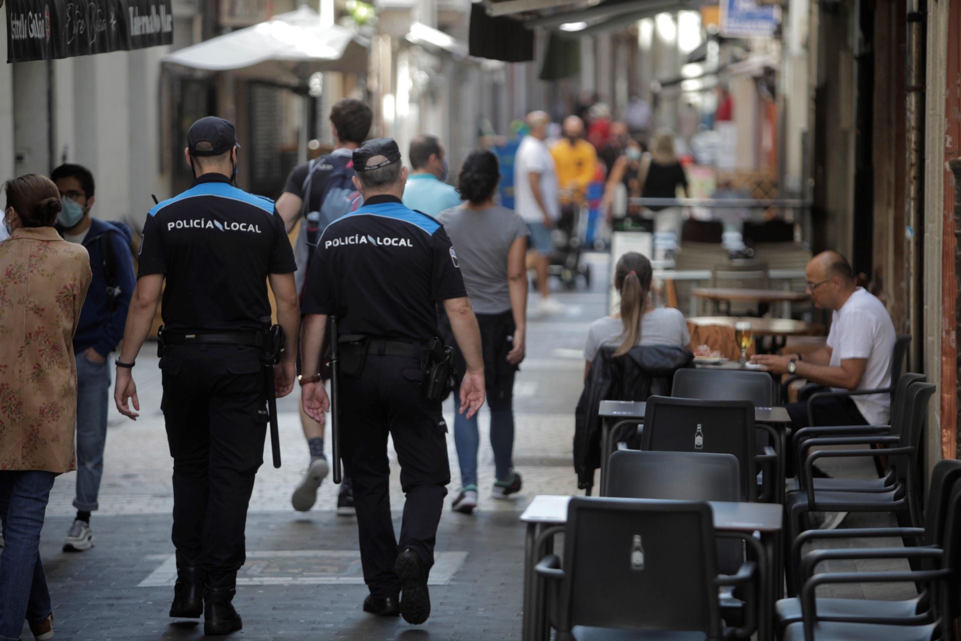 Una pareja de la Policía Local pasea por las calles, imagen archivo