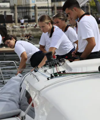 Imagen secundaria 2 - La Princesa Leonor realiza su primera salida al mar como guardamarina de la Armada