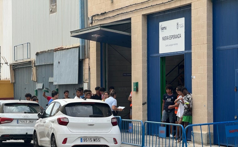 Imagen principal - Menores inmigrantes a las puertas de un centro de acogida de Ceuta