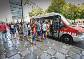 El Ayuntamiento de Granada pone más microbuses al Albaicín pero no atiende la demanda de transporte para residentes